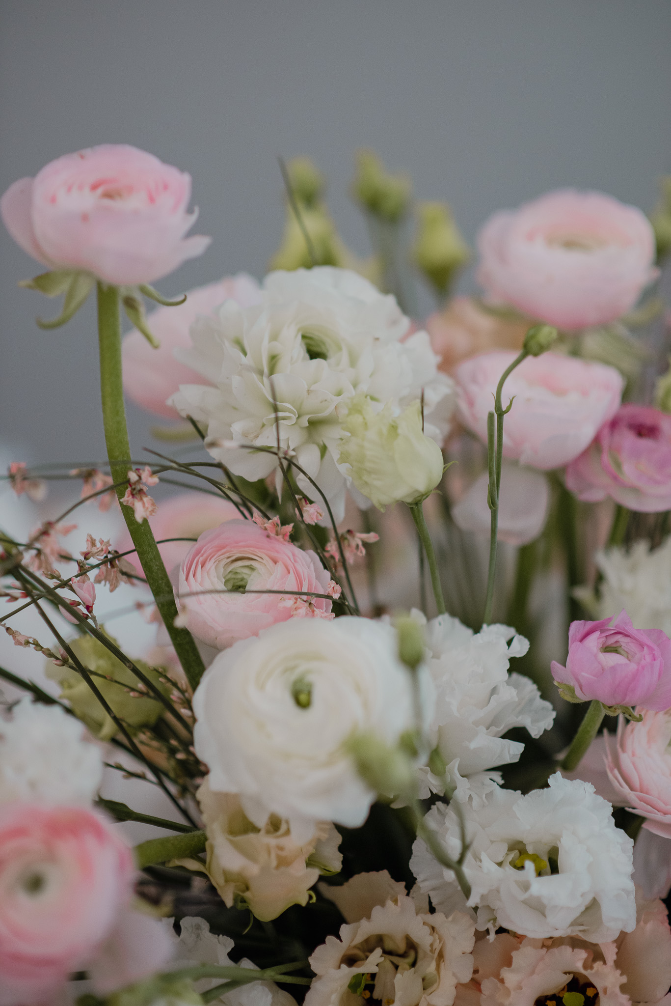 Blumengesteck mit weißen und rosa Blumen