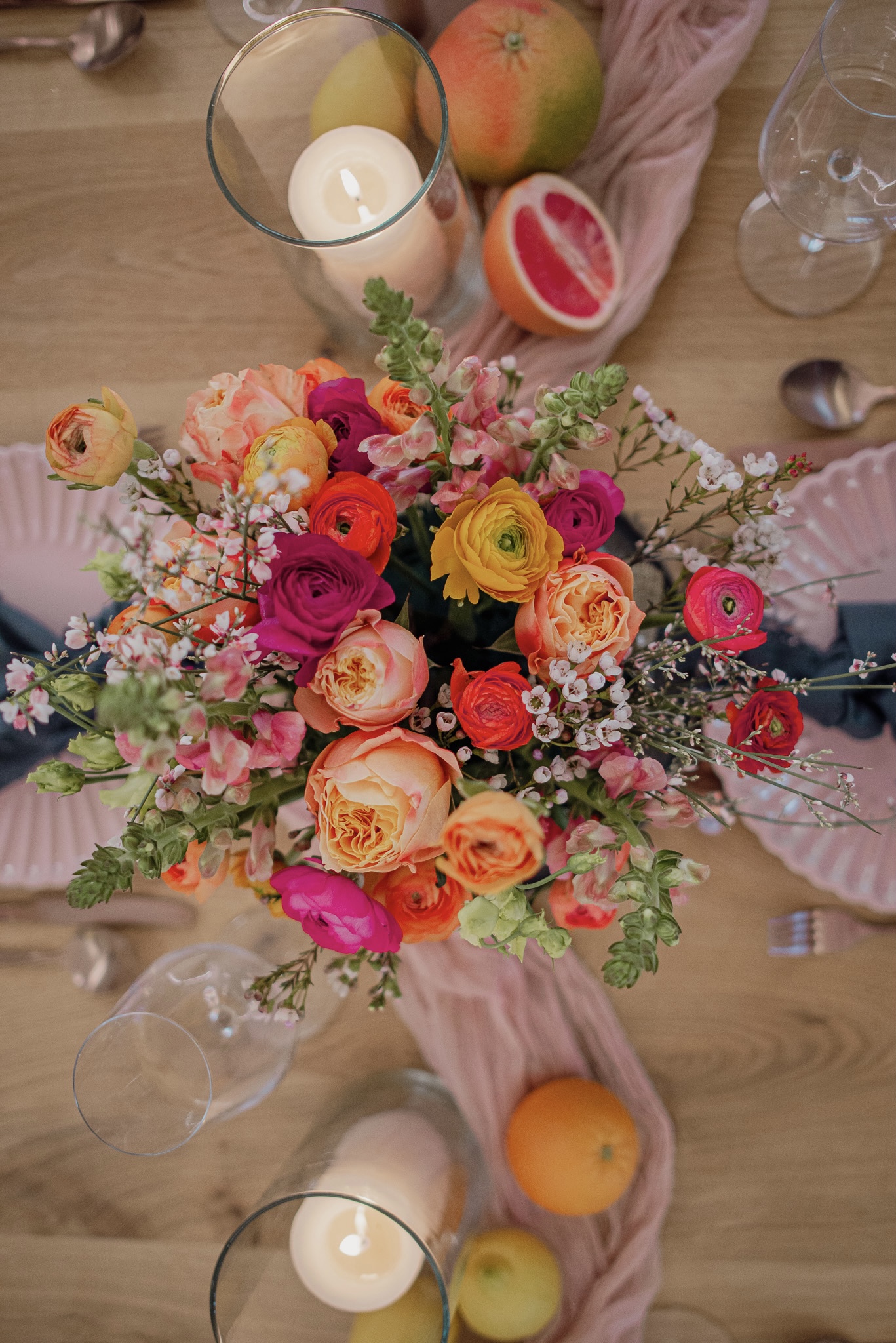 Bunter Blumenstrauß mit saftigen Farben und grapefruit Tischdekor