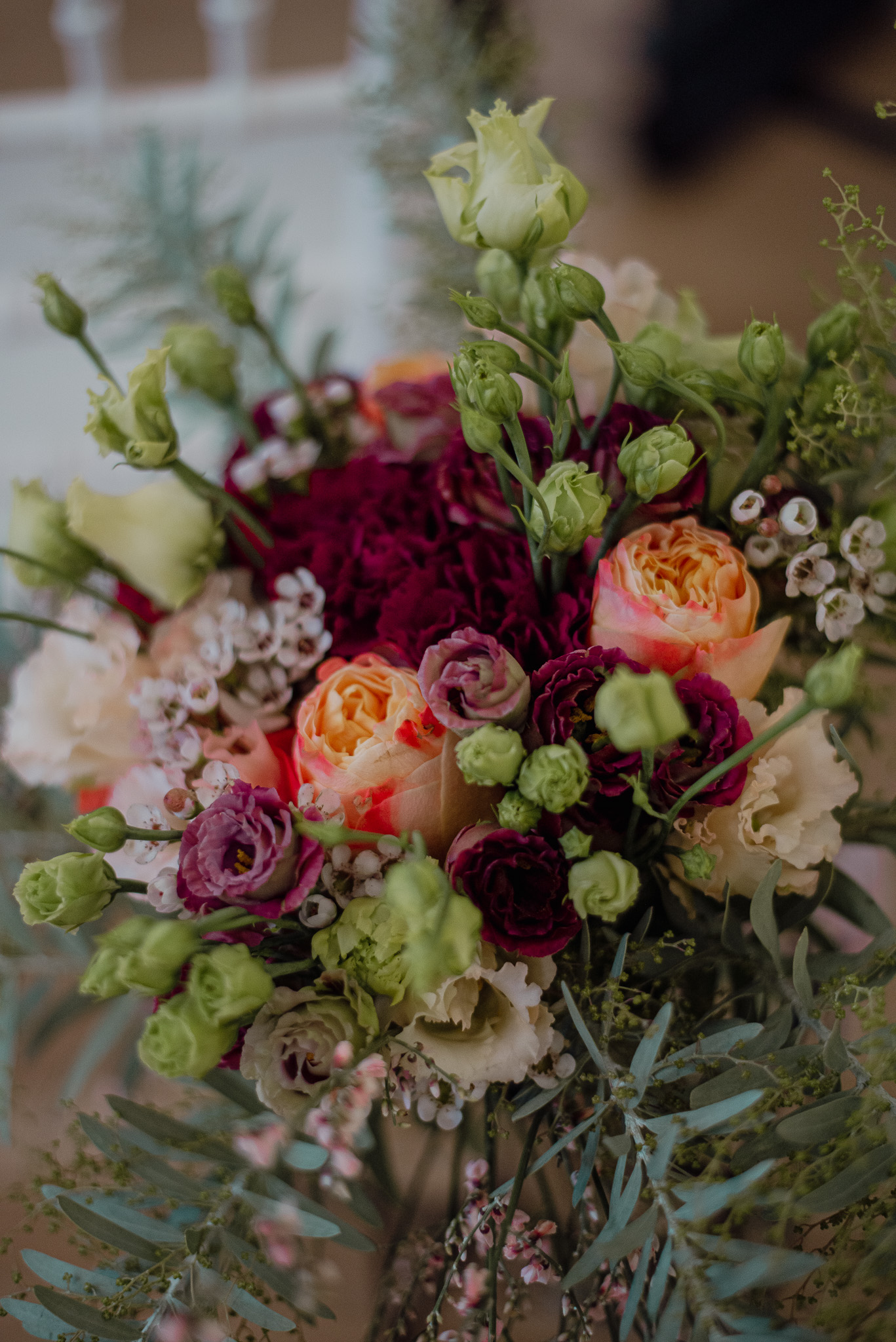 Brautstrauß mit weinroten Blumen und grünen Knospen